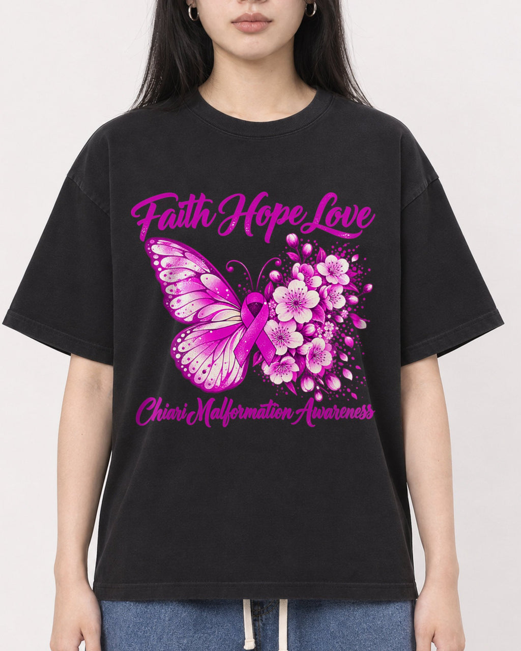 Mockup Boxy Heavyweight Tee Black female close-up 01