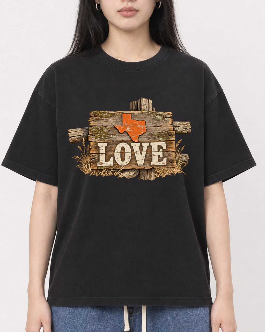 Mockup Boxy Heavyweight Tee Black female close-up 01