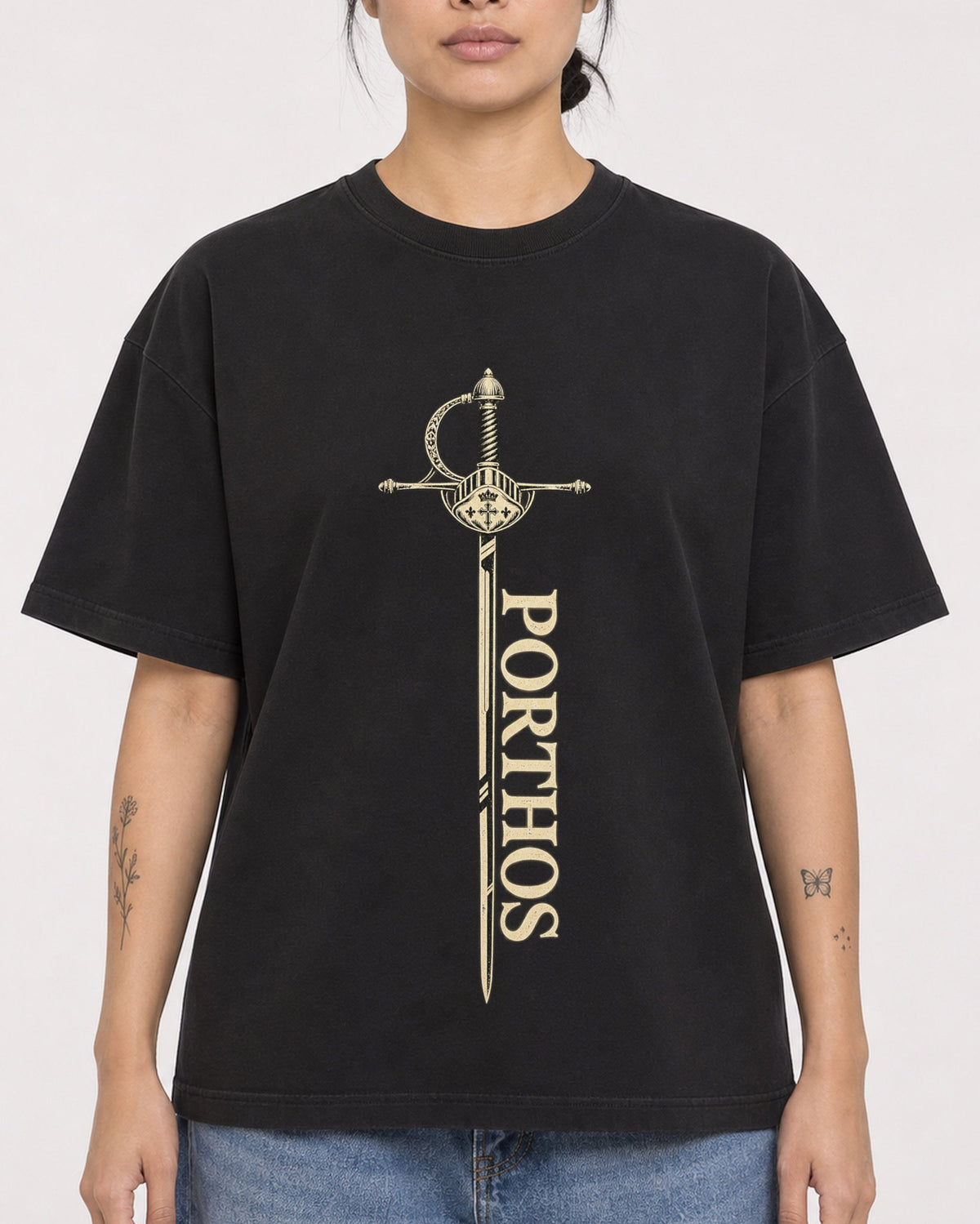 Mockup Boxy Heavyweight Tee Black female close-up 12