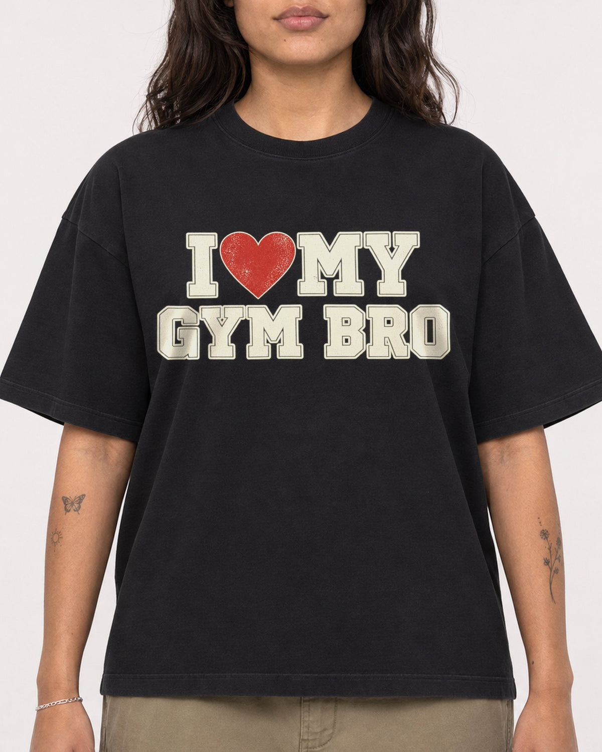 Mockup Boxy Heavyweight Tee Black female close-up 06