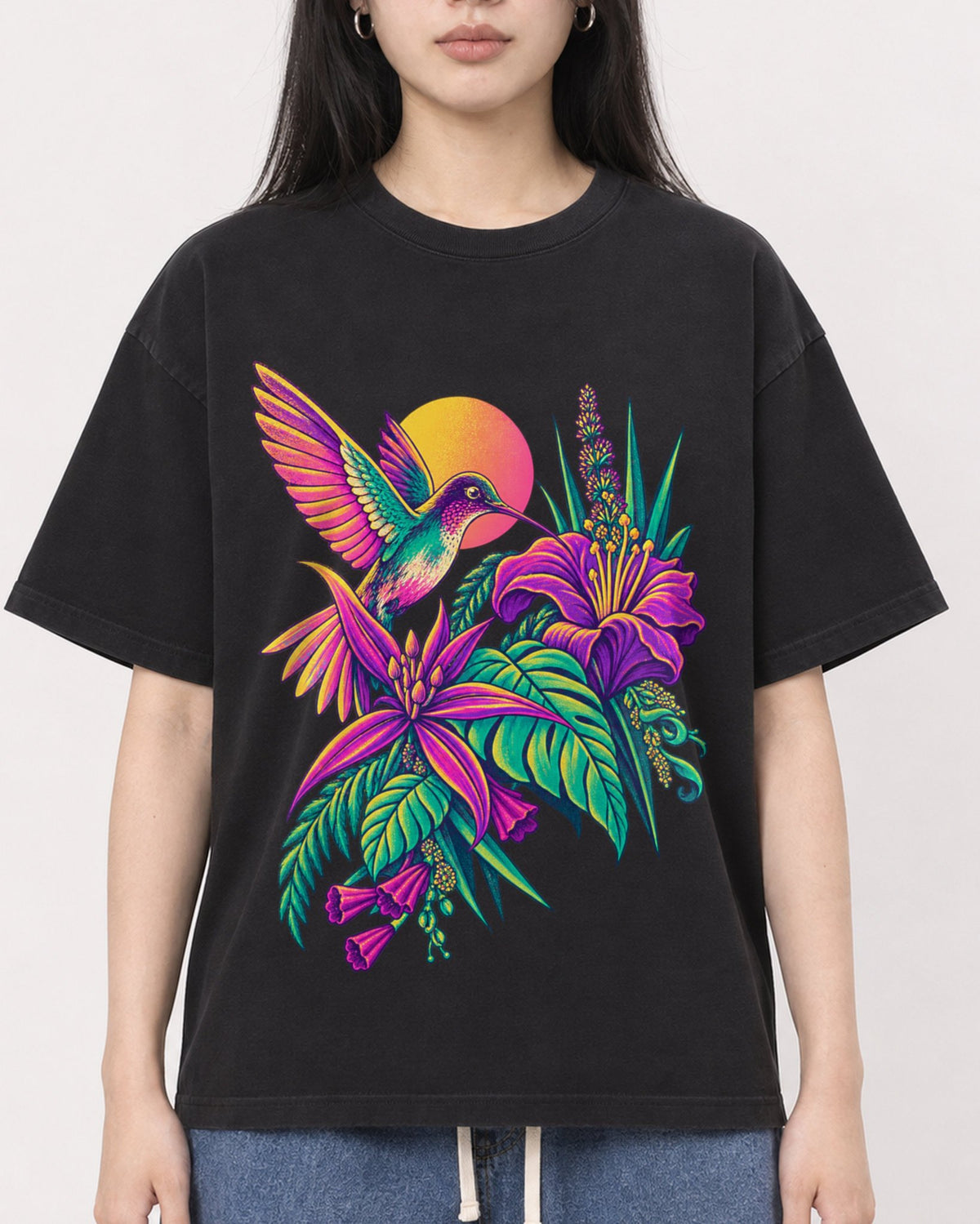 Mockup Boxy Heavyweight Tee Black female close-up 01