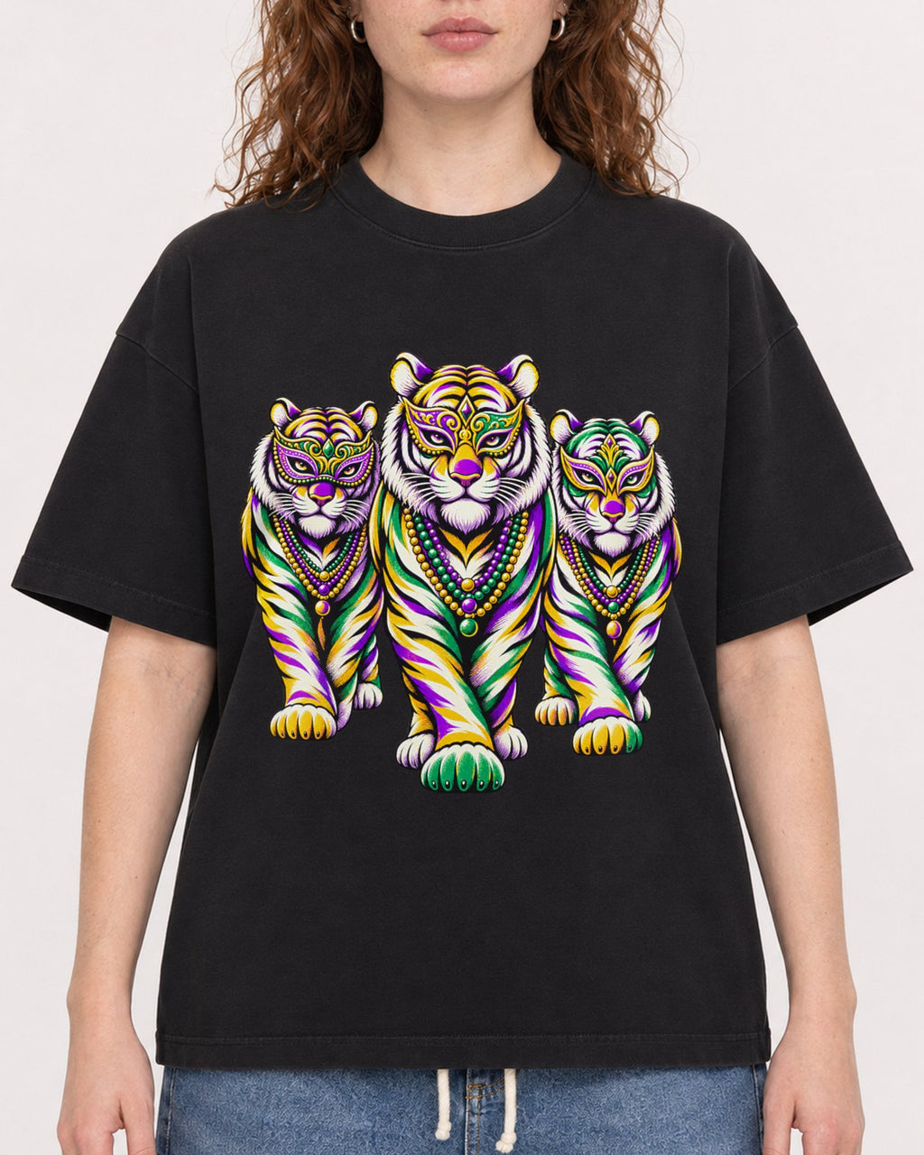 Mockup Boxy Heavyweight Tee Black female close-up 09