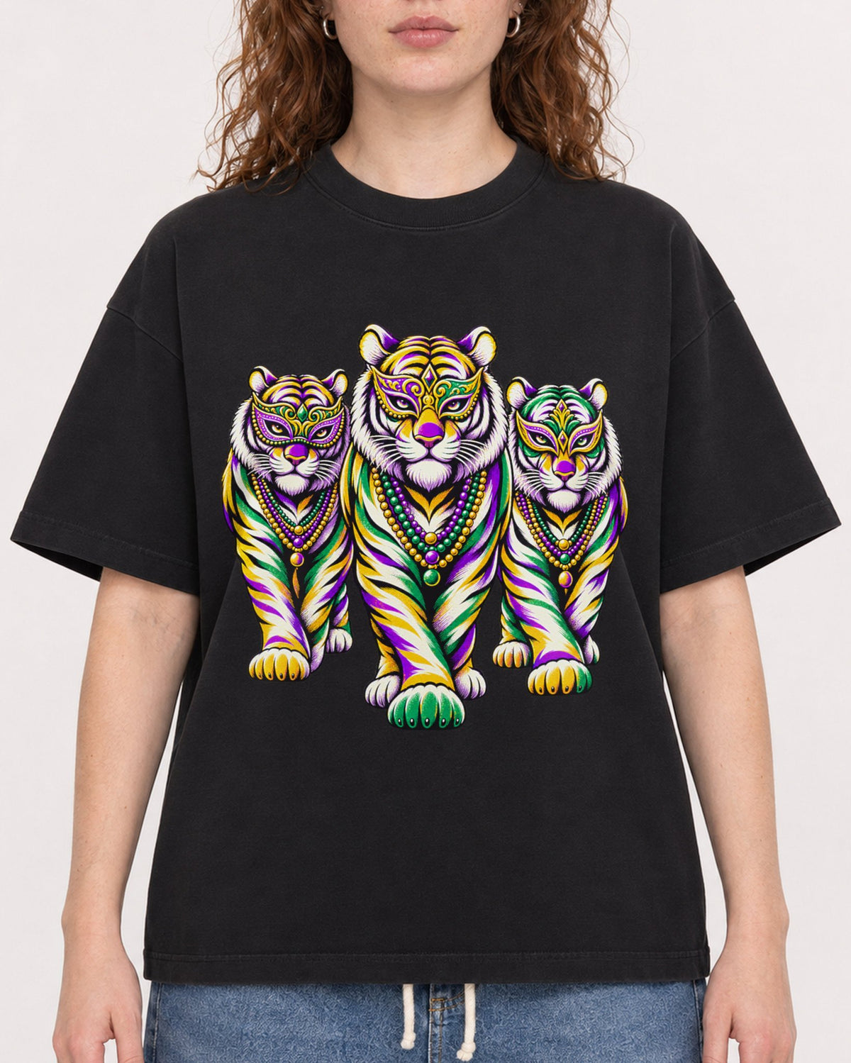 Mockup Boxy Heavyweight Tee Black female close-up 09