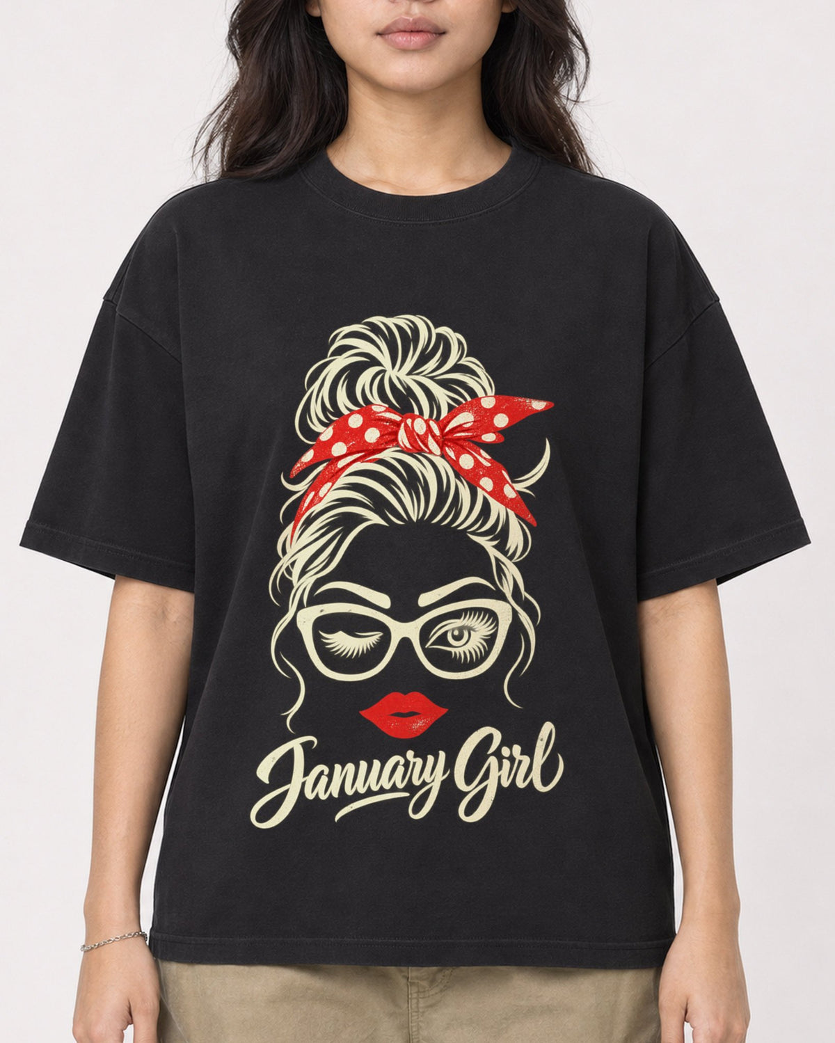 Mockup Boxy Heavyweight Tee Black female close-up 02