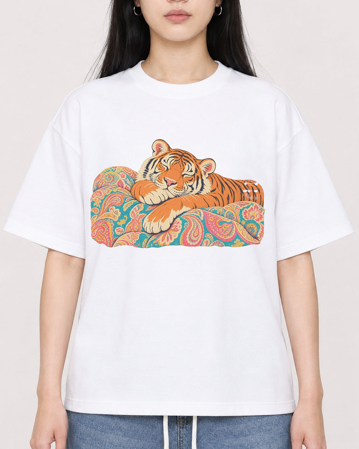 Mockup Boxy Heavyweight Tee White female close-up 01