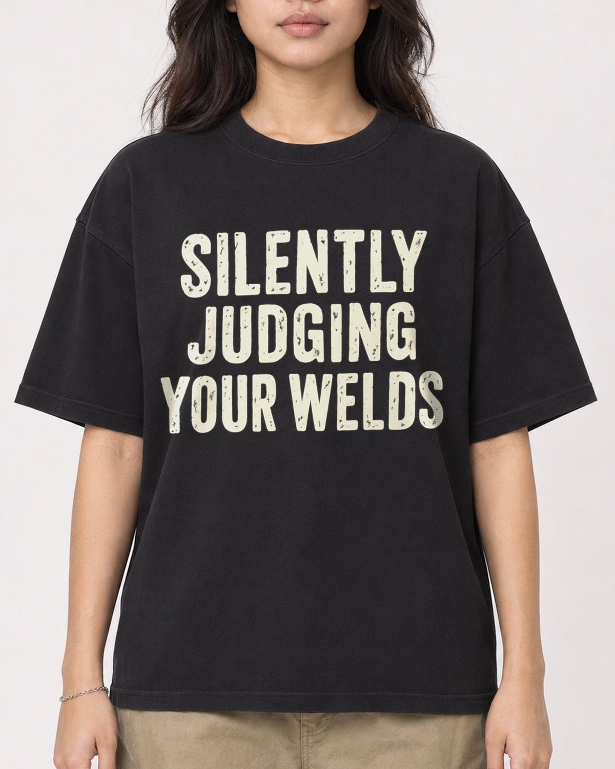 Mockup Boxy Heavyweight Tee Black female close-up 02