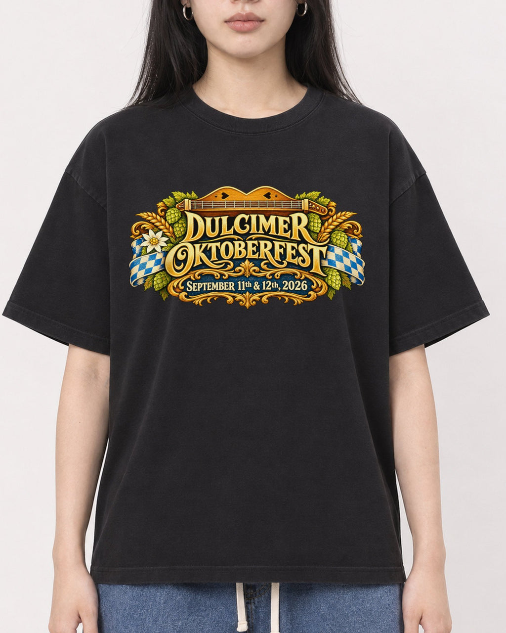 Mockup Boxy Heavyweight Tee Black female close-up 01