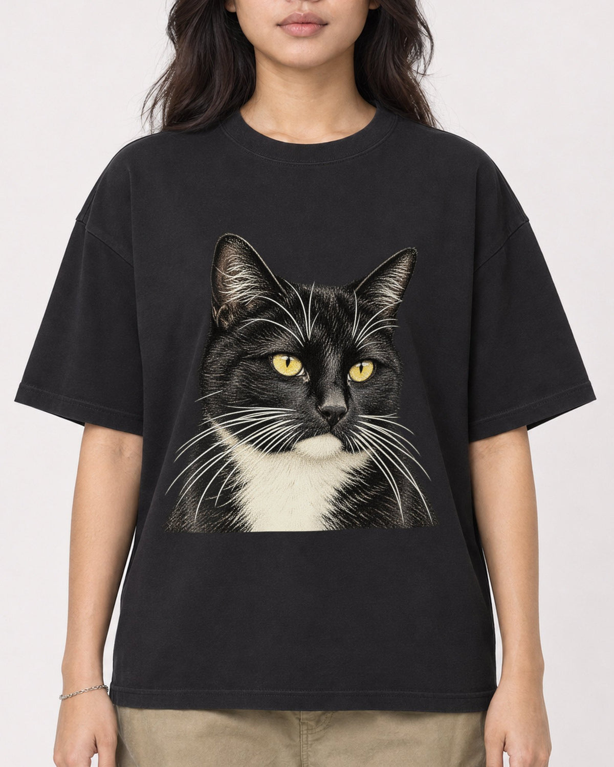 Mockup Boxy Heavyweight Tee Black female close-up 02