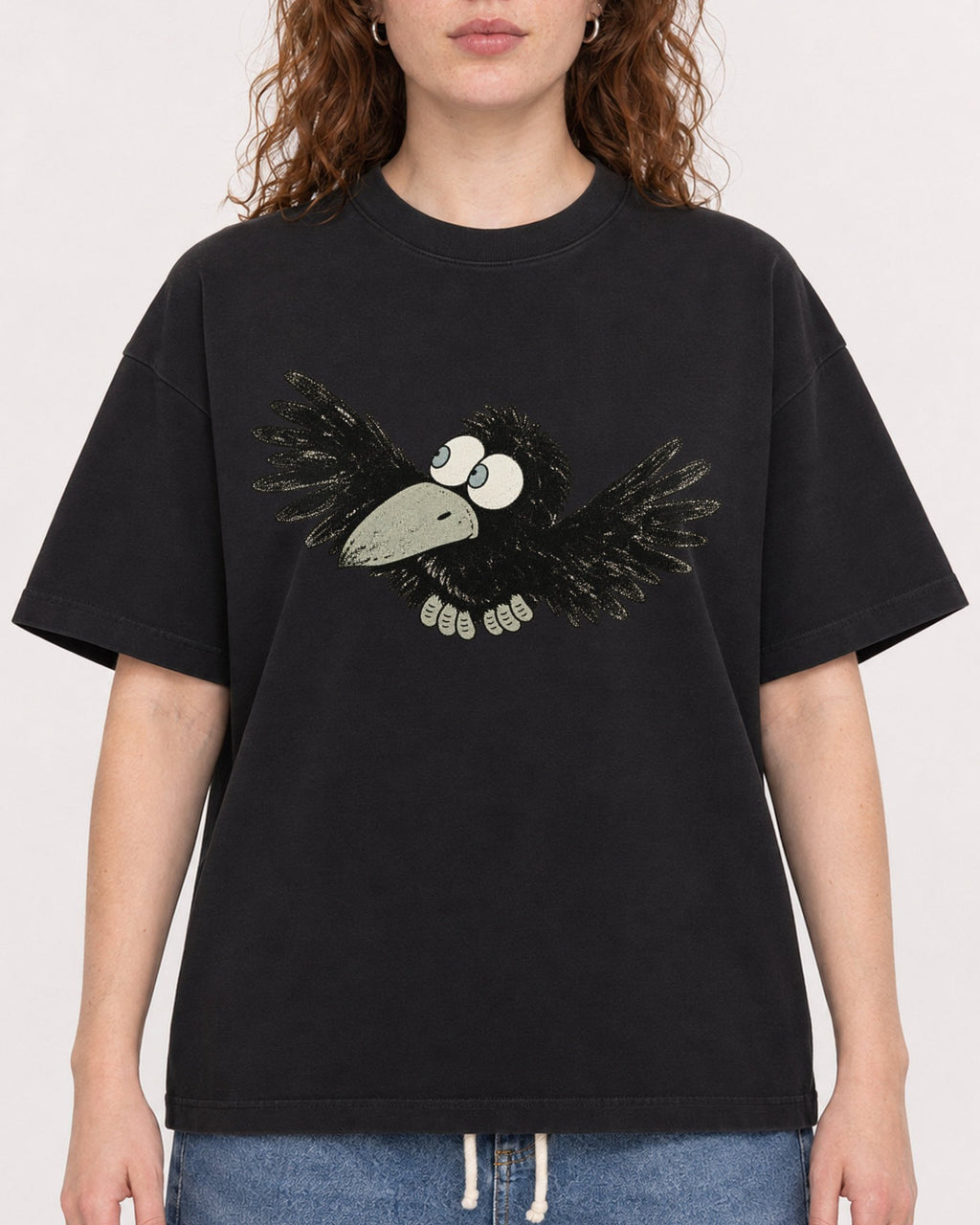 Mockup Boxy Heavyweight Tee Black female close-up 09
