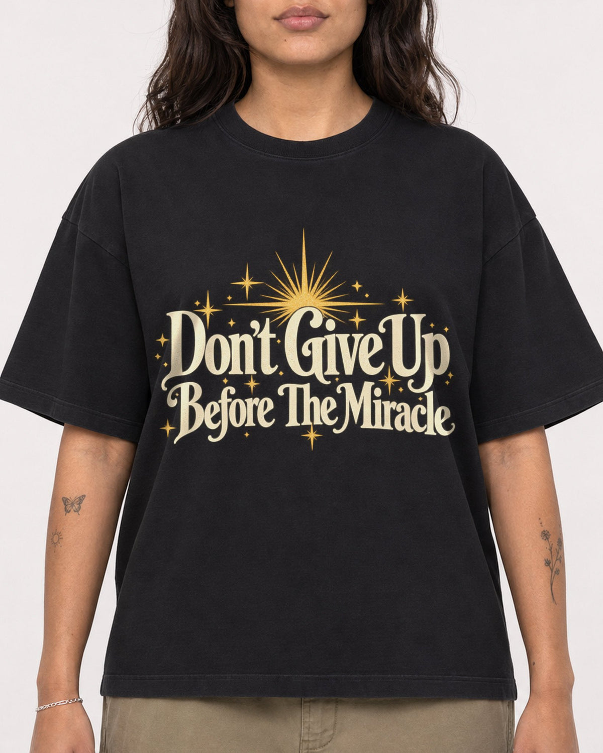 Mockup Boxy Heavyweight Tee Black female close-up 06