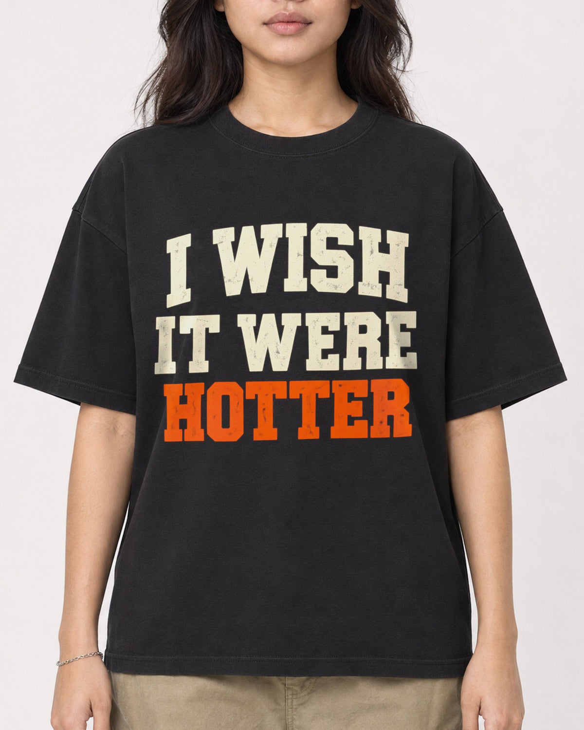 Mockup Boxy Heavyweight Tee Black female close-up 02