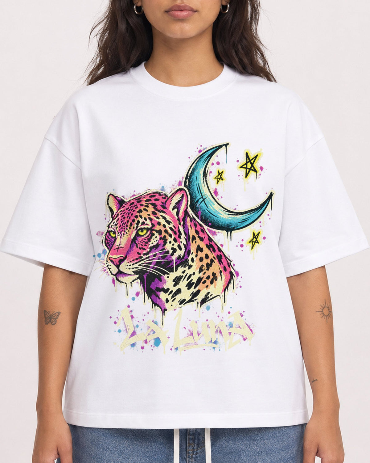 Mockup Boxy Heavyweight Tee White female close-up 06