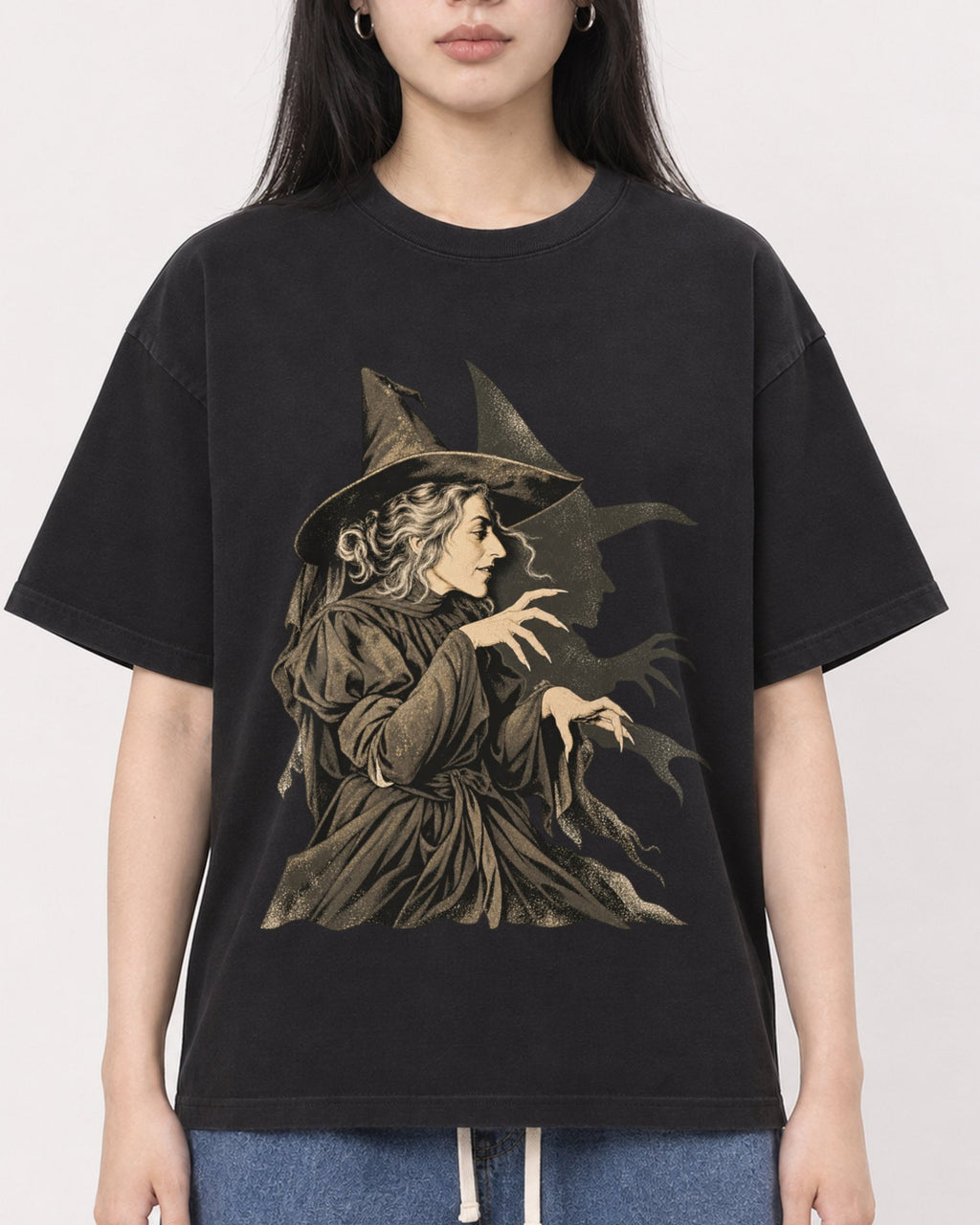 Mockup Boxy Heavyweight Tee Black female close-up 01