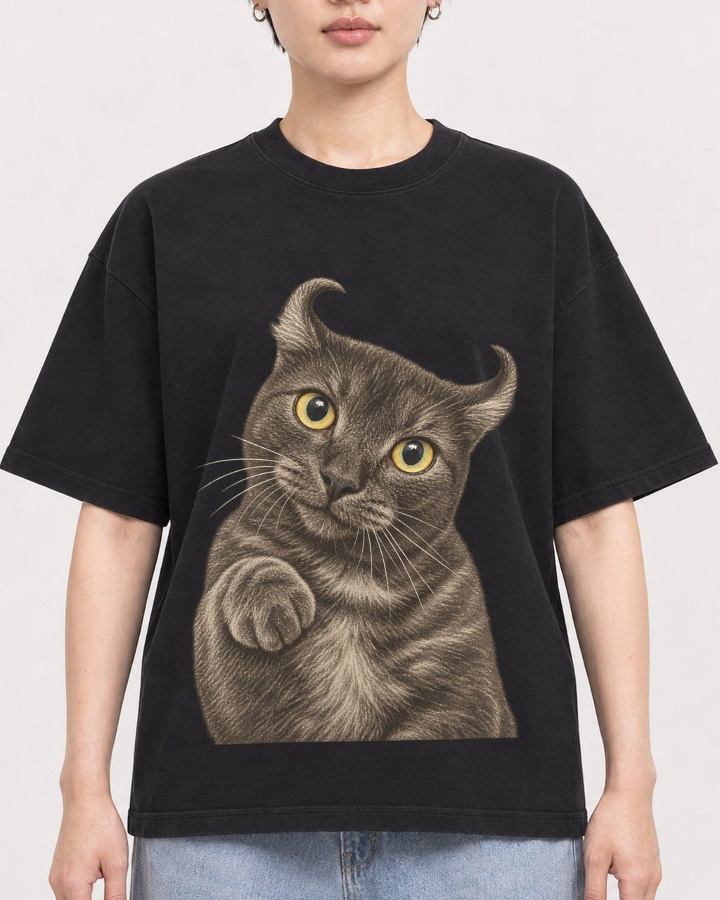 Mockup Boxy Heavyweight Tee Black female close-up 23