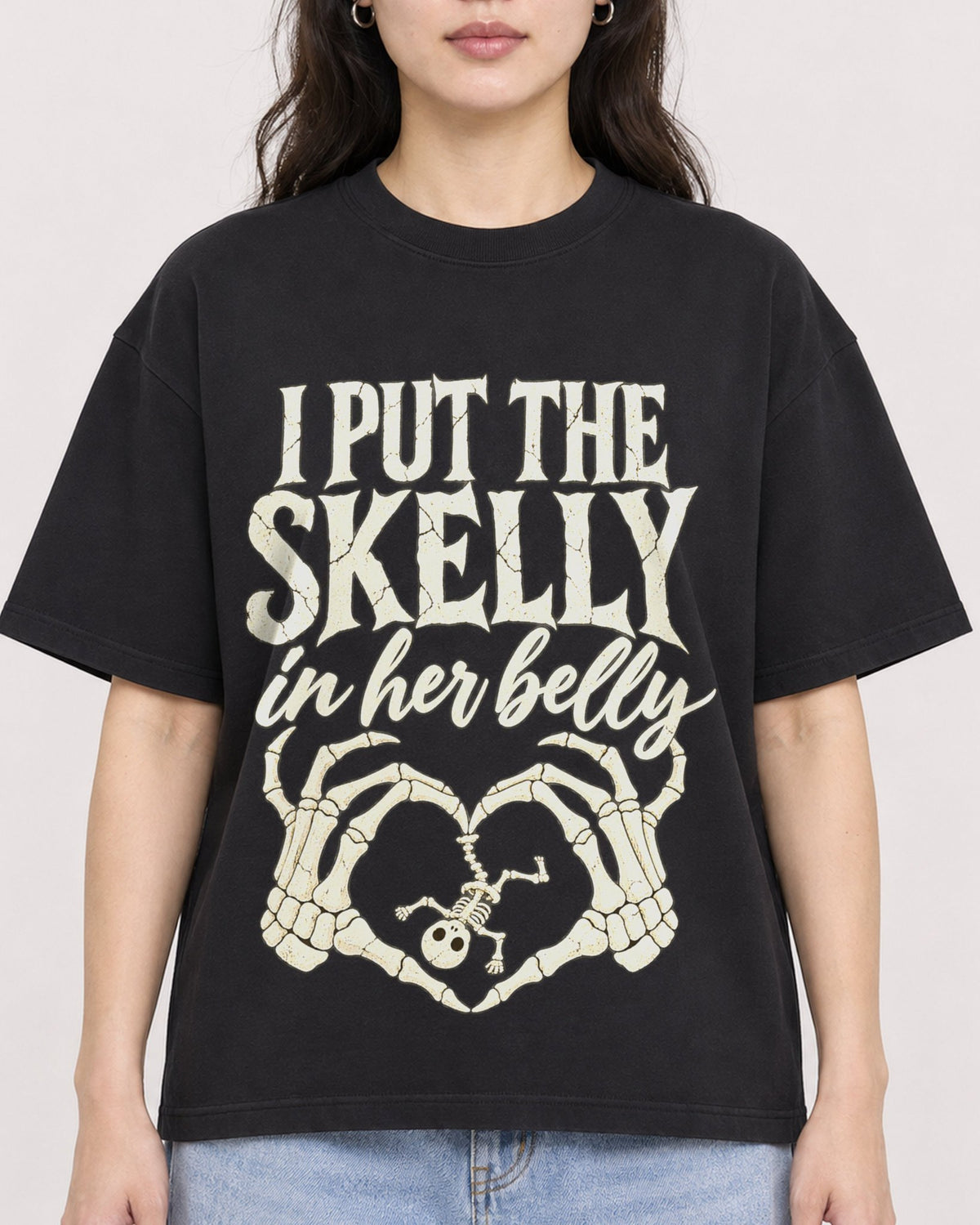 Mockup Boxy Heavyweight Tee Black female close-up 03