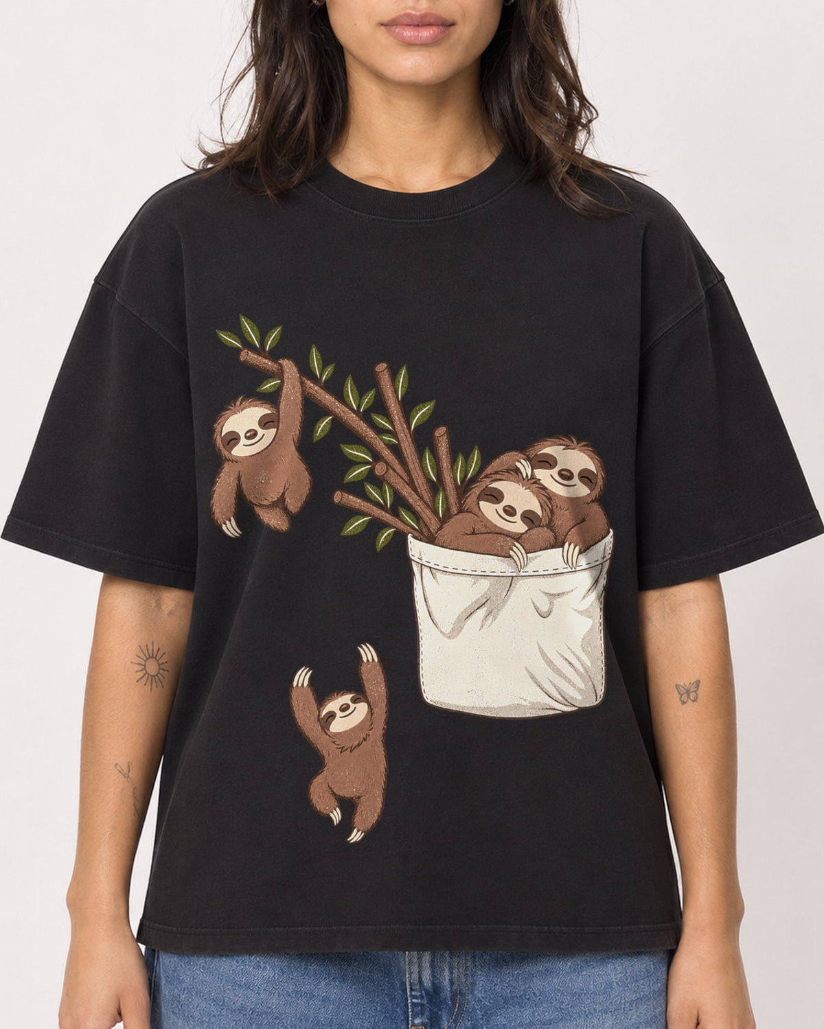 Mockup Boxy Heavyweight Tee Black female close-up 36