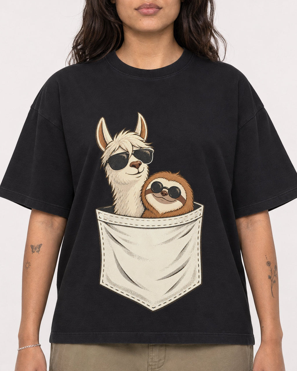 Mockup Boxy Heavyweight Tee Black female close-up 06
