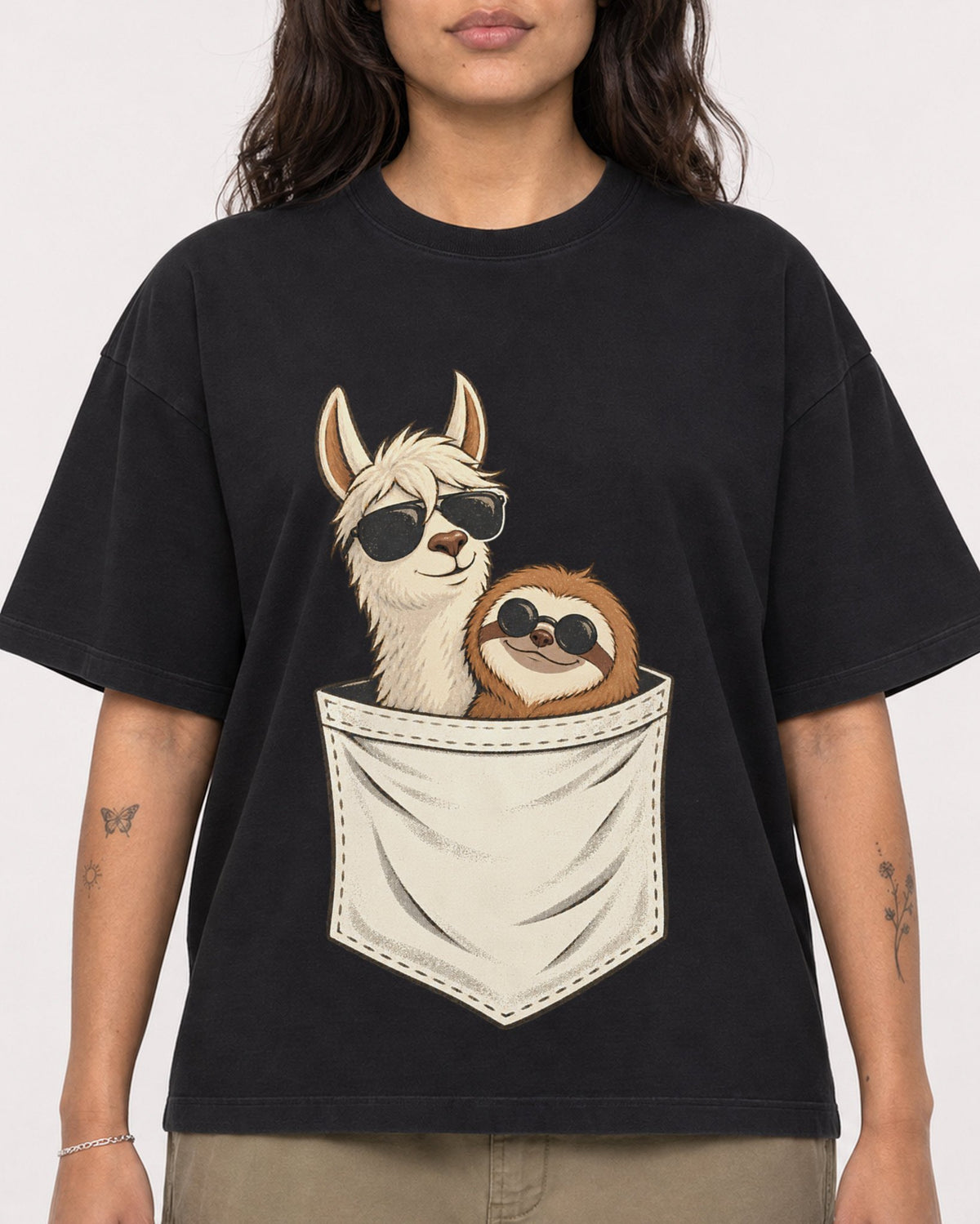 Mockup Boxy Heavyweight Tee Black female close-up 06