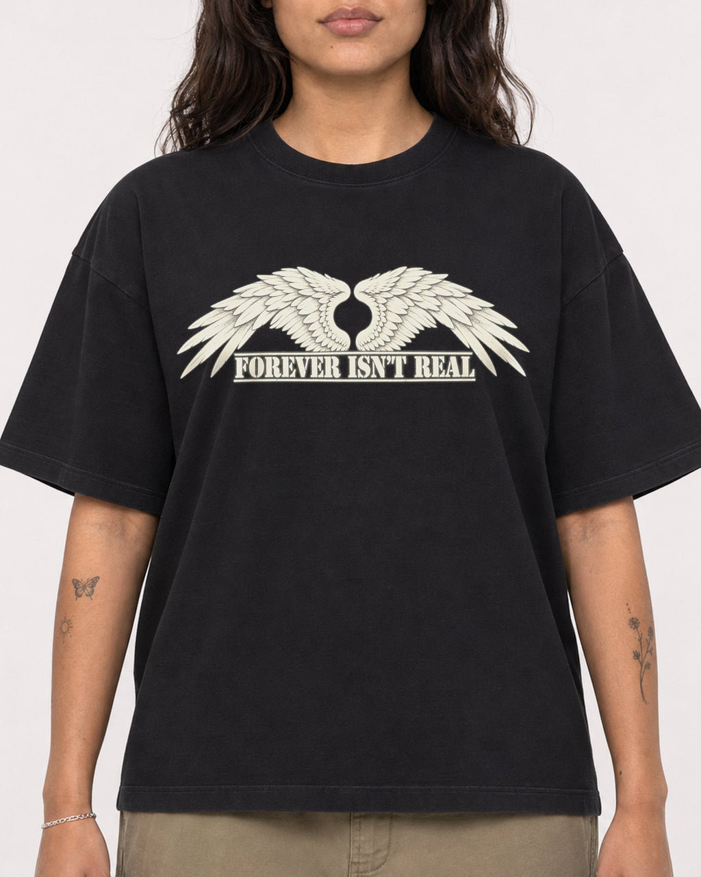 Mockup Boxy Heavyweight Tee Black female close-up 06