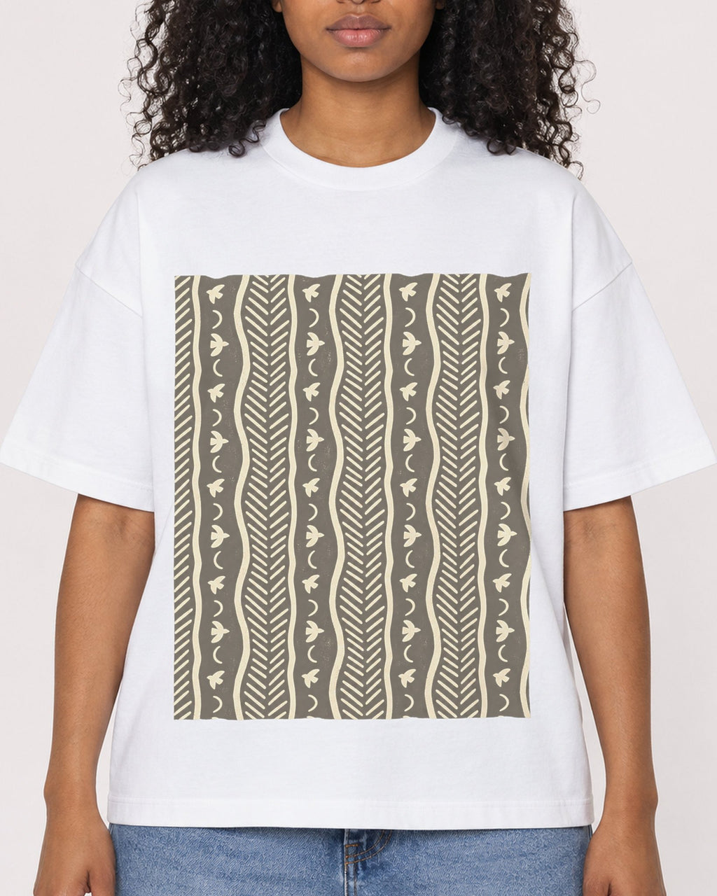 Mockup Boxy Heavyweight Tee White female close-up 05