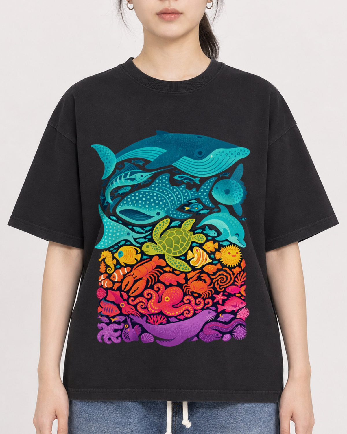 Mockup Boxy Heavyweight Tee Black female close-up 21