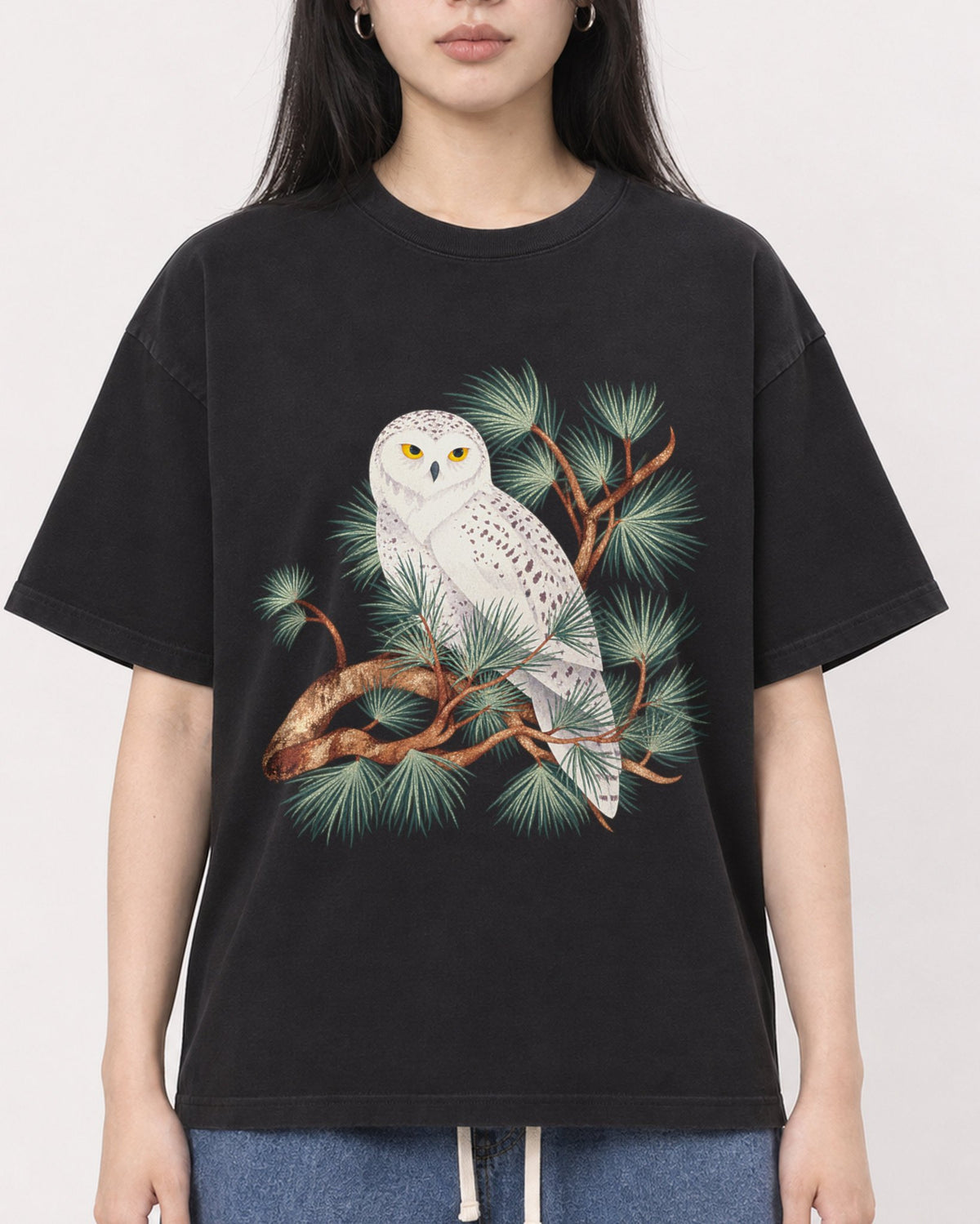 Mockup Boxy Heavyweight Tee Black female close-up 01