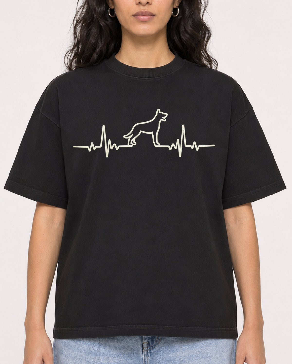 Mockup Boxy Heavyweight Tee Black female close-up 07