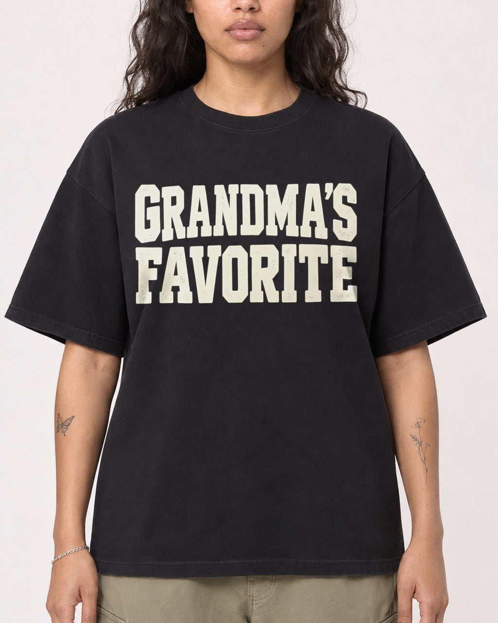 Mockup Boxy Heavyweight Tee Black female close-up 30