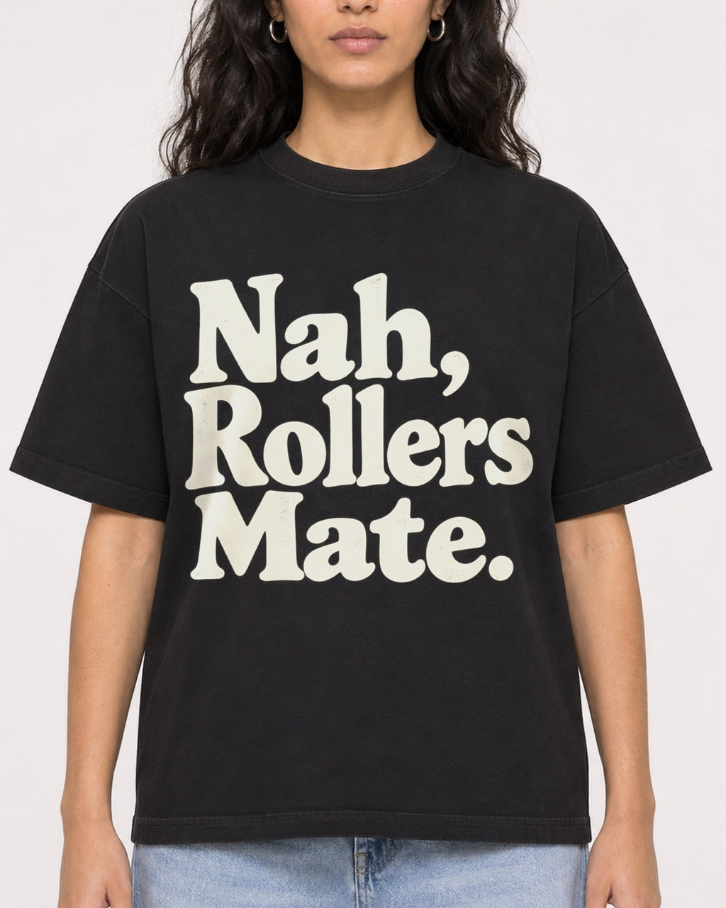 Mockup Boxy Heavyweight Tee Black female close-up 07