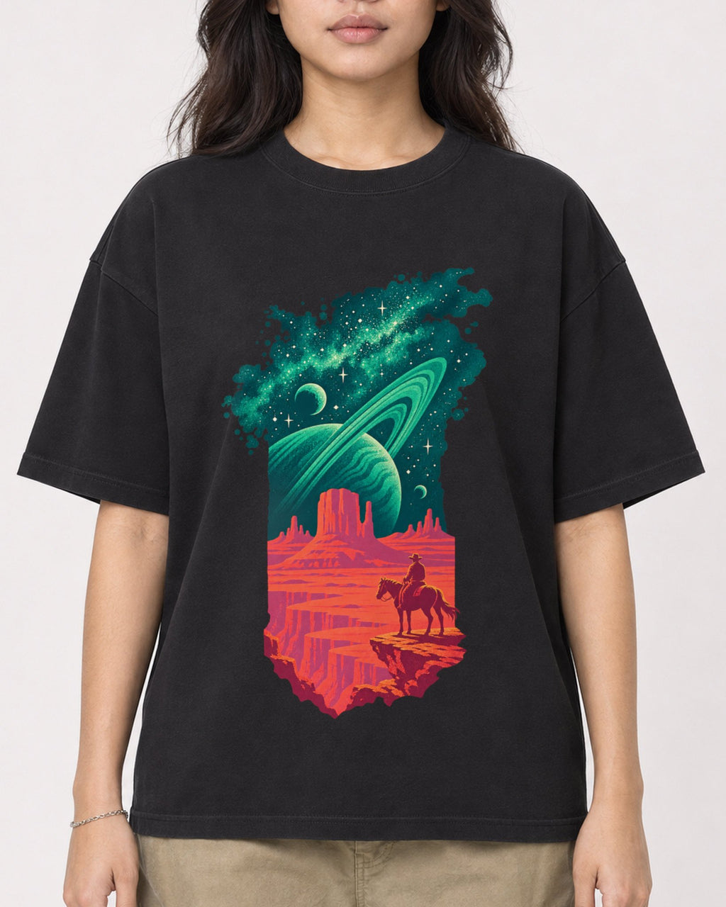 Mockup Boxy Heavyweight Tee Black female close-up 02