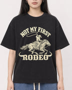 Mockup Boxy Heavyweight Tee Black female close-up 01