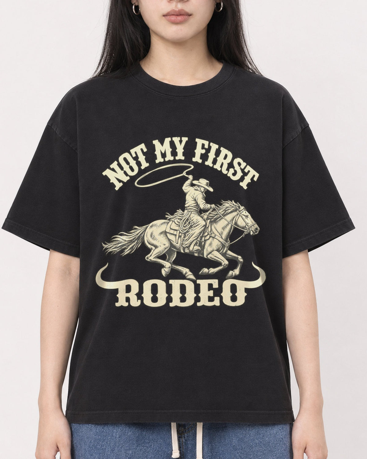 Mockup Boxy Heavyweight Tee Black female close-up 01