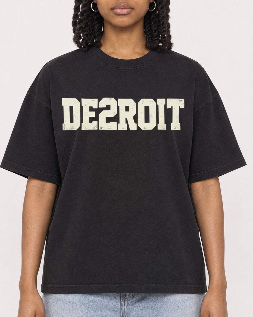 Mockup Boxy Heavyweight Tee Black female close-up 15