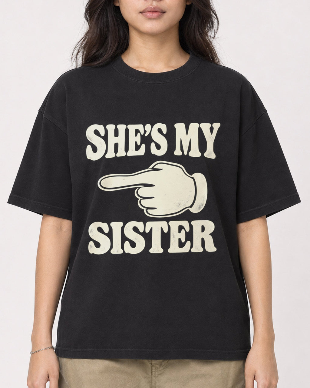 Mockup Boxy Heavyweight Tee Black female close-up 02