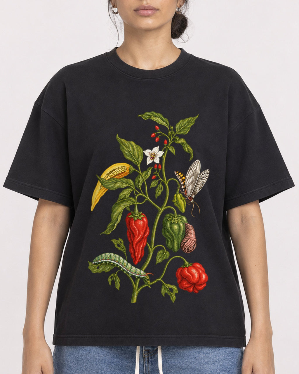 Mockup Boxy Heavyweight Tee Black female close-up 17