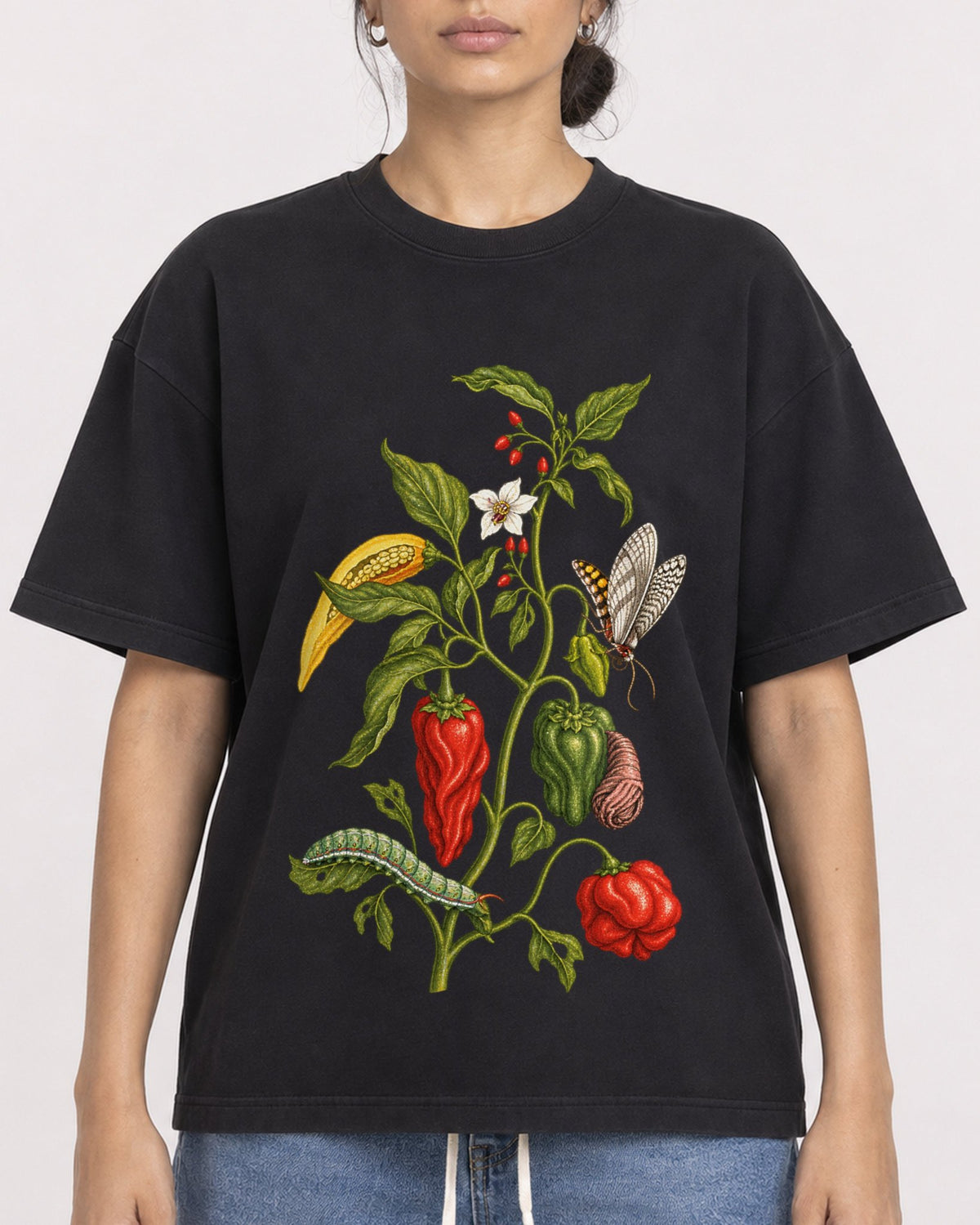 Mockup Boxy Heavyweight Tee Black female close-up 17