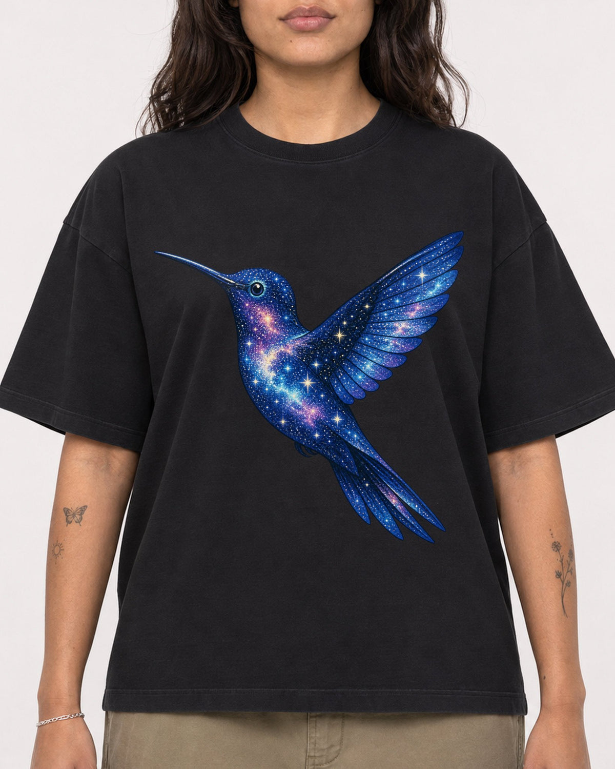 Mockup Boxy Heavyweight Tee Black female close-up 06