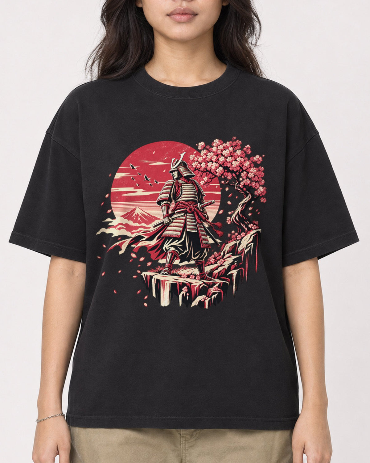Mockup Boxy Heavyweight Tee Black female close-up 02