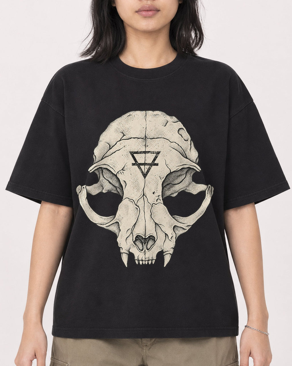 Mockup Boxy Heavyweight Tee Black female close-up 22