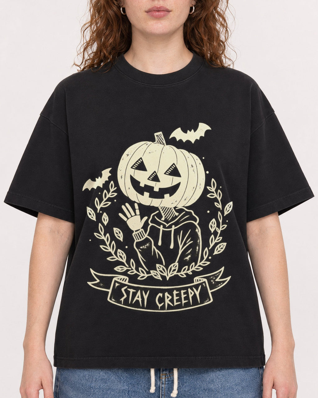 Mockup Boxy Heavyweight Tee Black female close-up 09