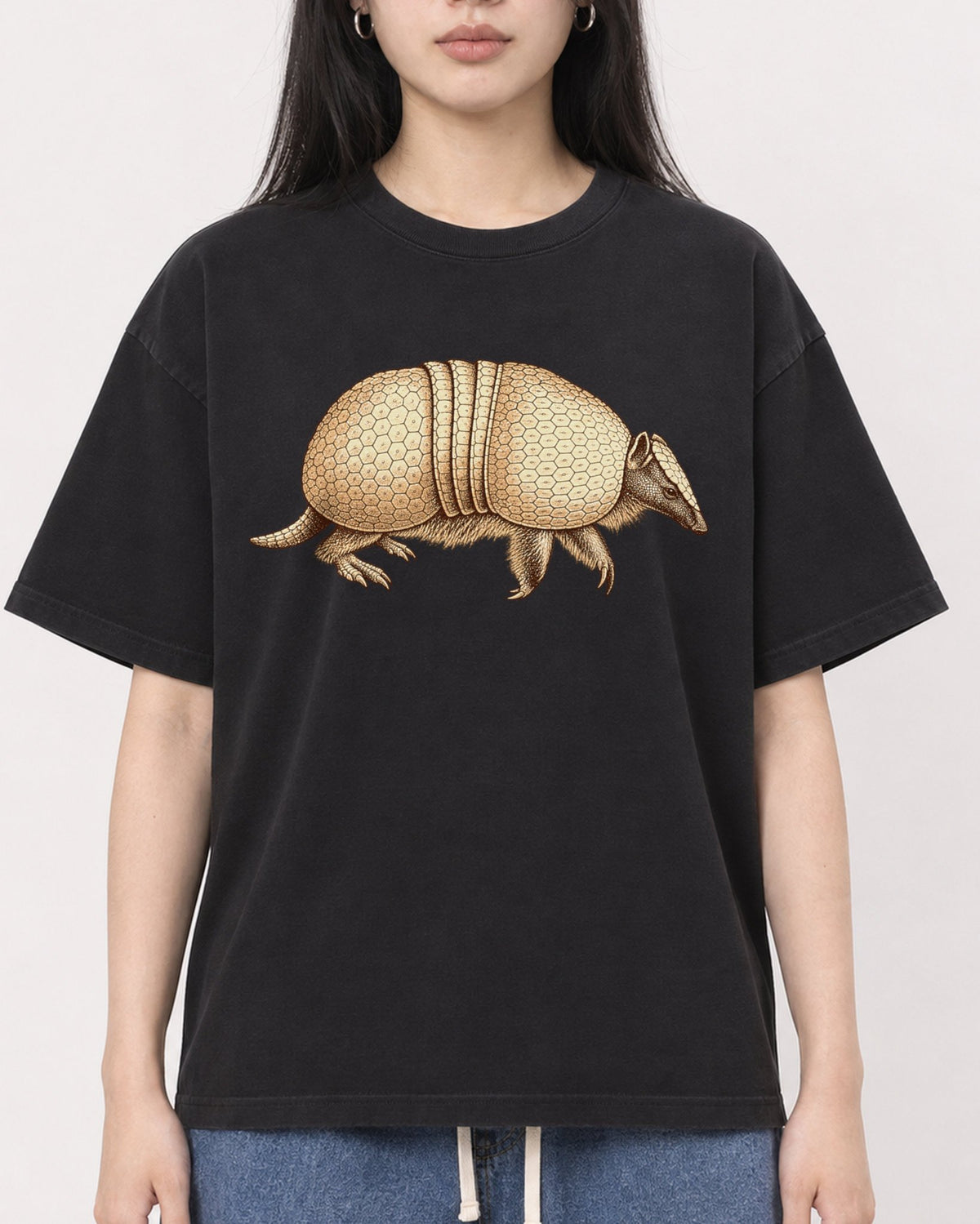 Mockup Boxy Heavyweight Tee Black female close-up 01