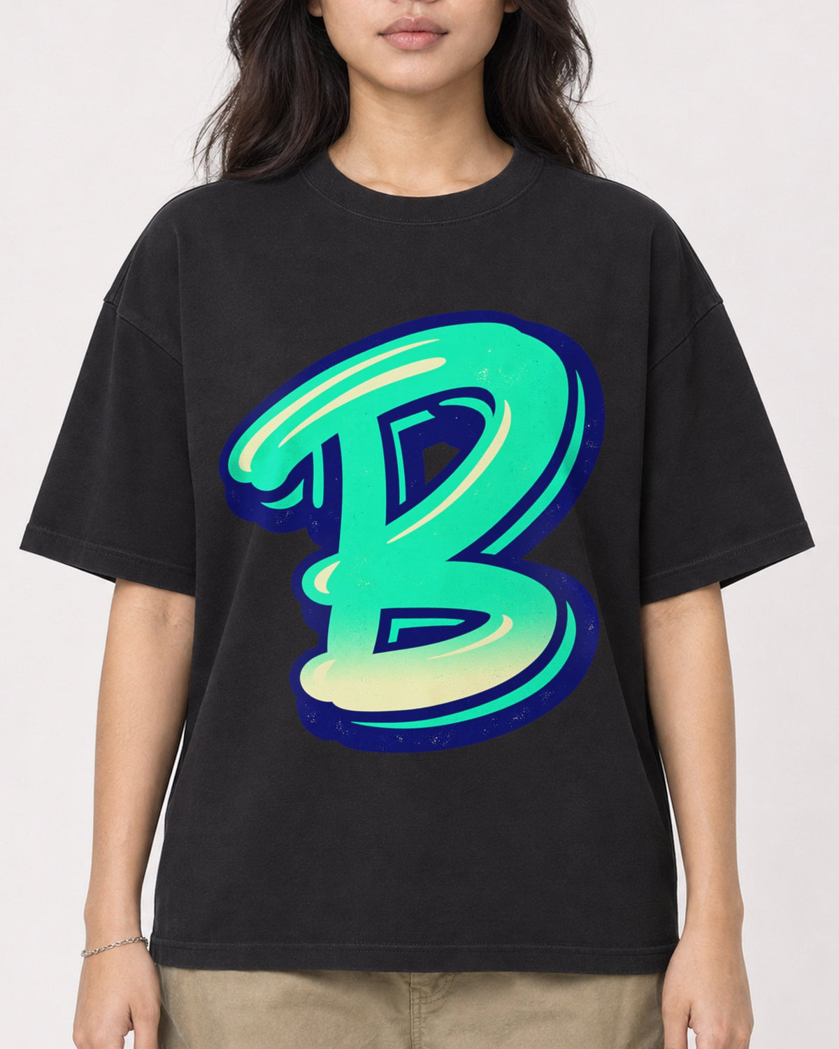 Mockup Boxy Heavyweight Tee Black female close-up 02