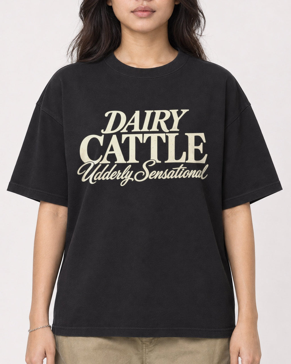 Mockup Boxy Heavyweight Tee Black female close-up 02