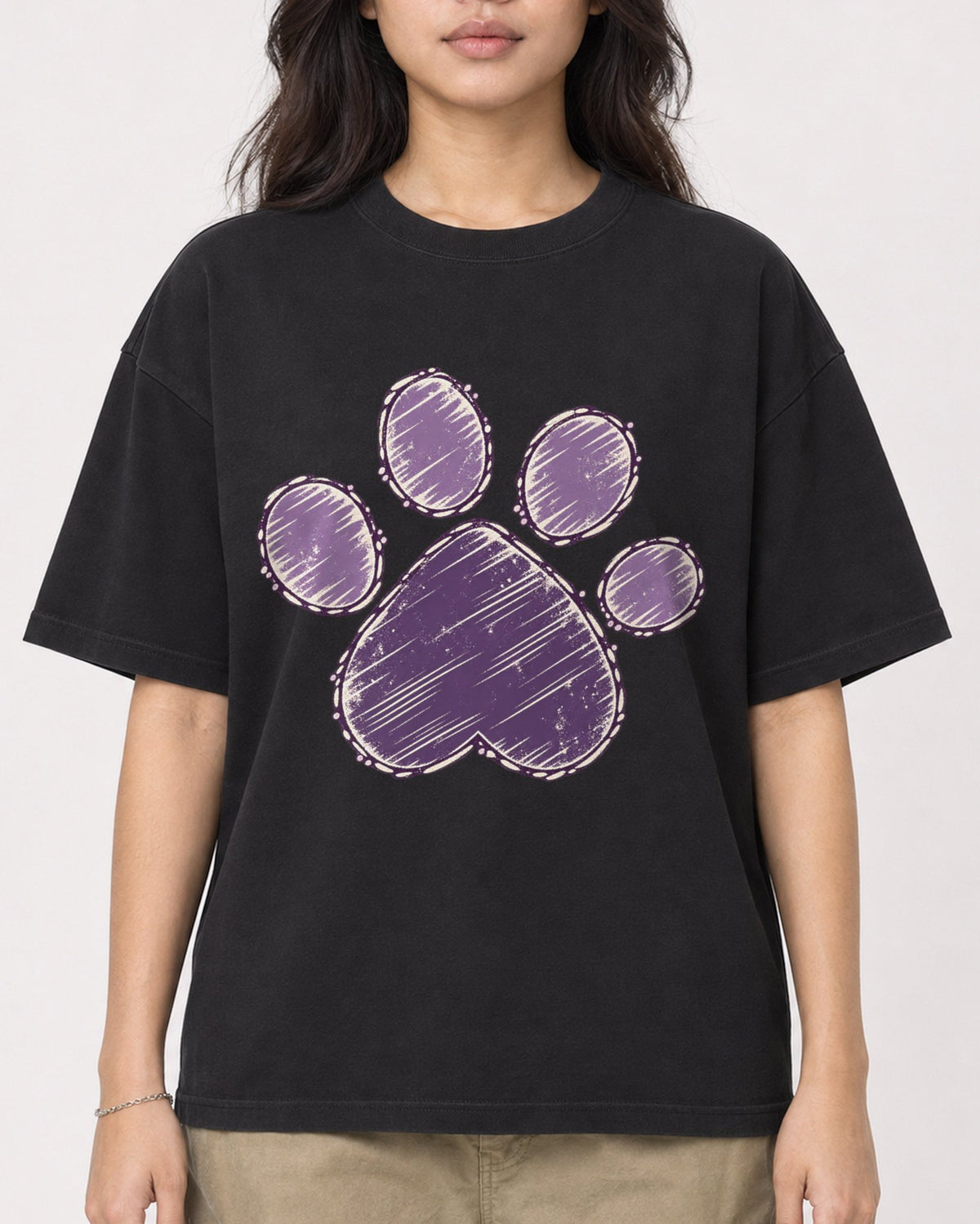 Mockup Boxy Heavyweight Tee Black female close-up 02