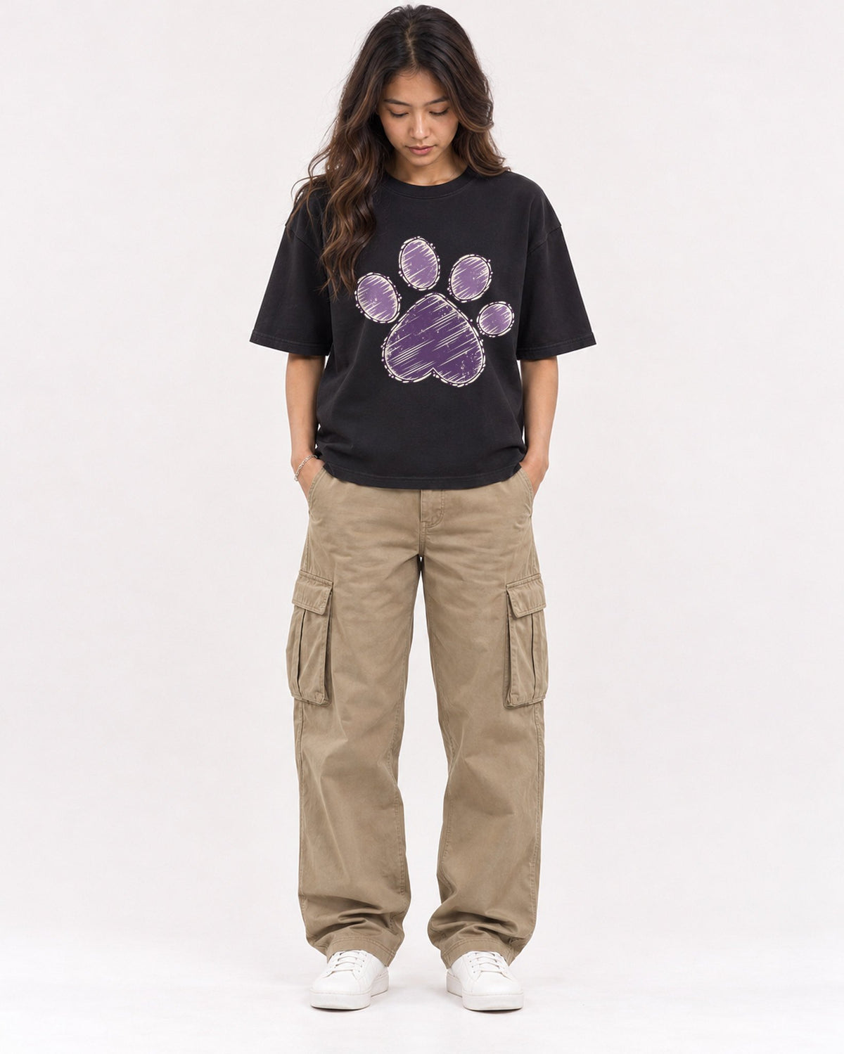 Mockup Boxy Heavyweight Tee Black female full-body 02
