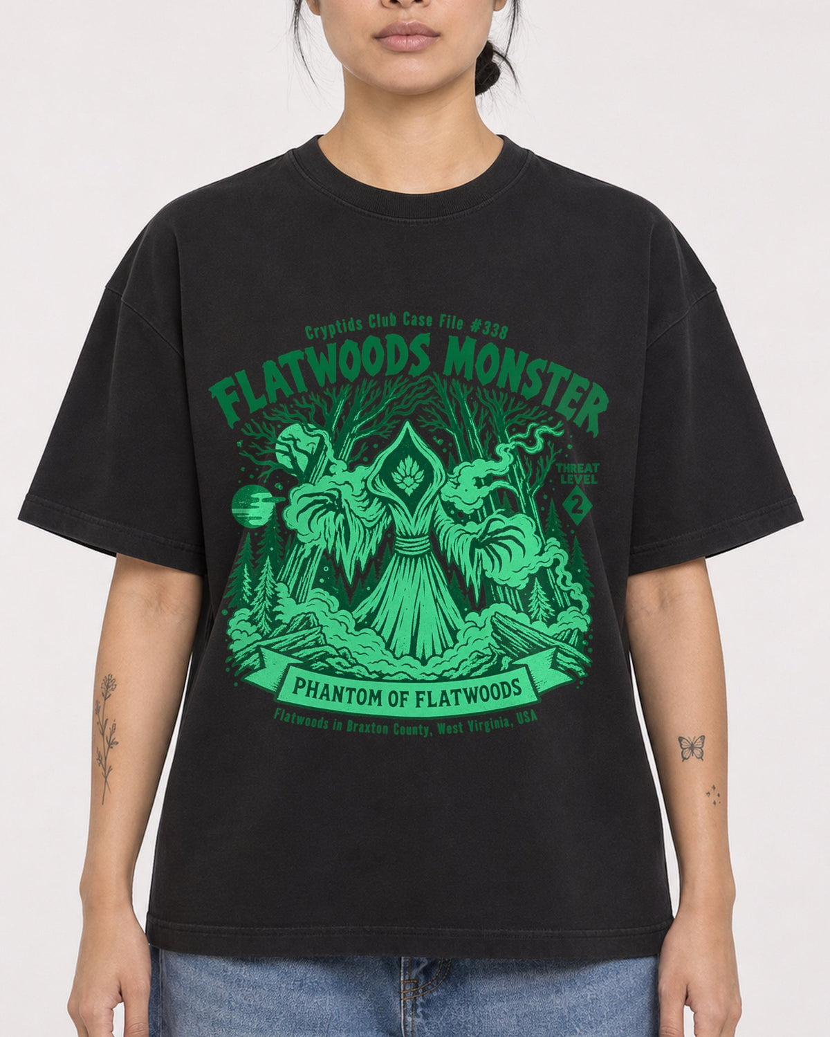 Mockup Boxy Heavyweight Tee Black female close-up 12