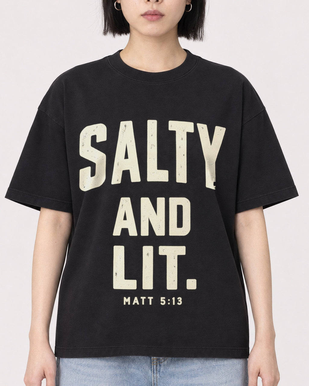Mockup Boxy Heavyweight Tee Black female close-up 11
