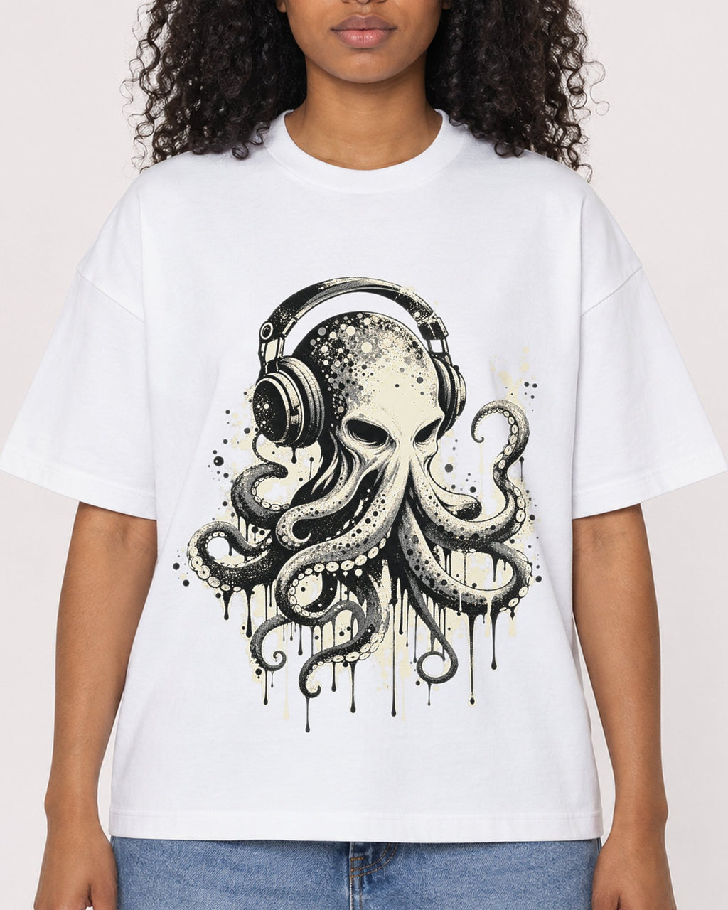 Mockup Boxy Heavyweight Tee White female close-up 05