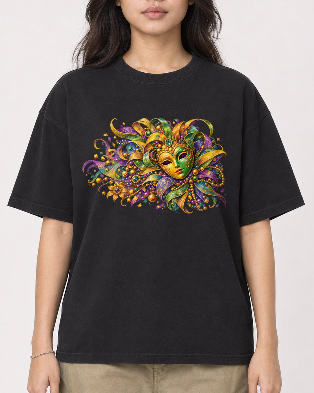 Mockup Boxy Heavyweight Tee Black female close-up 02