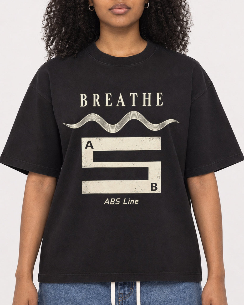 Mockup Boxy Heavyweight Tee Black female close-up 05